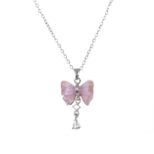 Detail van roze vlinderhanger ketting met zirkonia druppels en zilveren stalen ketting