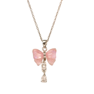 Collier papillon en or rose avec pendentif rose et cristaux de zircone en goutte d'eau
