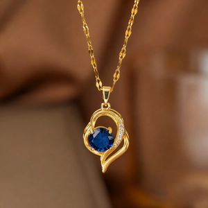 Collana con cuore dorato con micro-pavé di cristalli e una pietra di zircone blu profondo
