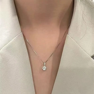 Collier minimaliste en argent avec pendentif en zircon rond sur une fine chaîne élégante