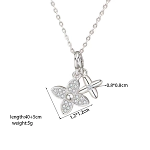 Halskette mit vierblättrigem Blumenanhänger aus Silber und funkelnden Kristalldetails