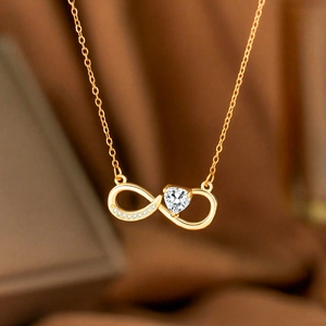 Detail der Unendlichkeit Halskette mit herzförmigem Kristall und Pavé-Diamanten