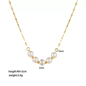 Elegante collana a catena dorata con cinque perle bianche e design geometrico minimalista