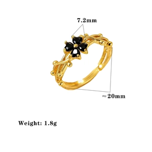 Detail eines Kleeblatt-Rings in Gold mit schwarzen Herzsteinen und Ranken-Struktur