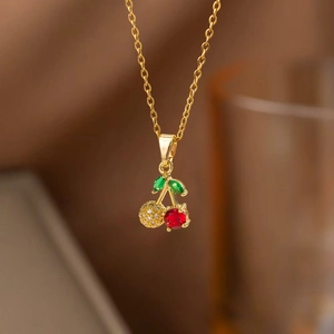 Collier cerise doré élégant avec cristaux rouges et pierres de zircone pour femmes