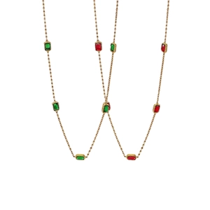 Elegante goldene Titan-Halskette mit smaragd- und rubinroten Zirkon-Edelsteinen