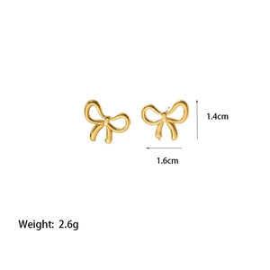 Dettagli di orecchini a fiocco dorati con dimensioni 1,4cm x 1,6cm e peso di 2,6g