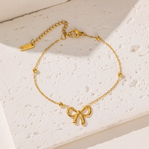 Set collana in acciaio al titanio dorato con pendente a fiocco e perline lucide