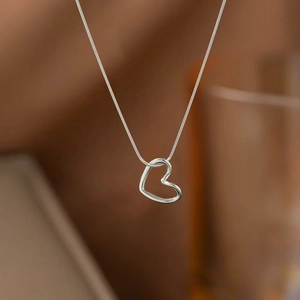 Minimalistische silberne Edelstahl-Halskette mit hohlem Herzanhänger und Schlangenkette