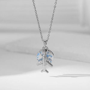 Vue détaillée de l'avion et du globe en émail bleu sur le collier en acier inoxydable