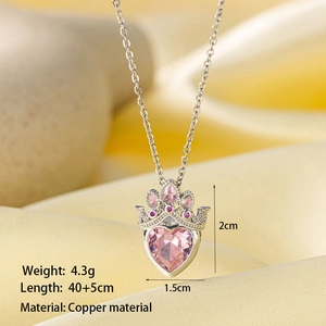 Détail du collier cœur rose avec monture couronne et mesures de la chaîne en laiton