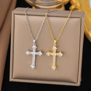 Elegante Gold und Silber Kreuzhalsketten mit funkelnden Zirkonia auf einem Schmuckständer