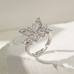 Détails de la bague papillon argentée avec pavé de zircons brillants sur fond de pierre