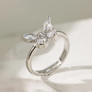 Détail de la bague papillon argentée avec zircons marquise et anneau ouvert ajustable