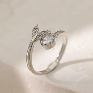 Gros plan d'une bague en argent avec zircon papillon diamant rose et pierres latérales