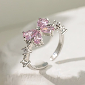 Détail macro d'une bague en argent avec papillon en zircon rose et cristaux pavés