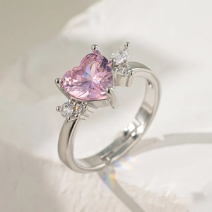 Détail de la bague coeur rose en zircone avec accents marquise sur pierre blanche