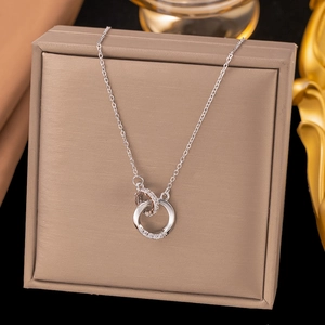 Collier élégant à doubles anneaux entrelacés argent et or rose dans un écrin à bijoux