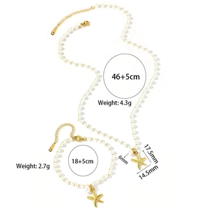 Set bohémien con collana e bracciale di perle bianche e ciondoli a stella marina oro