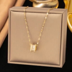 Collier élégant en acier titane doré avec pendentif cylindrique incrusté de zircons blancs