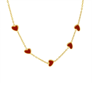 Collier doré minimaliste orné de cinq breloques cœurs rouges sur une chaîne à maillons fins