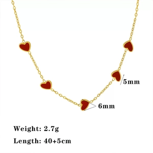 Elegante collar dorado con cinco pequeños colgantes de corazón en esmalte granate y cadena