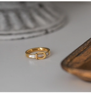 Λεπτομέρεια δαχτυλιδιού από ροζ χρυσό με λευκό κοχύλι και χάραξη Love Forever στη ζώνη