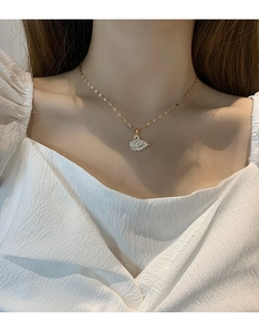 Elegante colgante de cisne en oro de 14K con cristales en el cuello para mujer