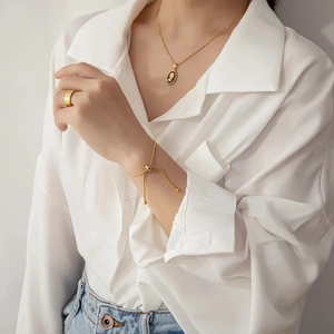 Set di gioielli minimalisti placcati in oro con collana a medaglione e bracciale