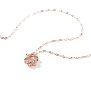 Primer plano del colgante de estrella en oro rosa con piedra de circonita brillante