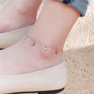Elegante tobillera de acero de titanio chapada en oro rosa de 18K con colgantes de estrella y luna