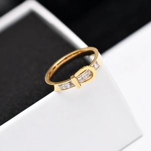 Anello fibbia in oro rosa e titanio con zirconi quadrati e incisione Love Forever