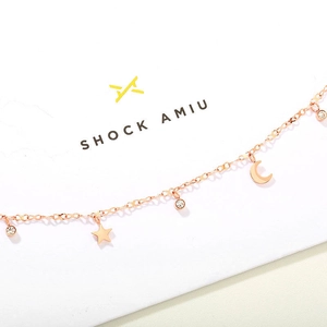 Elegante tobillera bañada en oro rosa de 18K con dijes de estrella y luna
