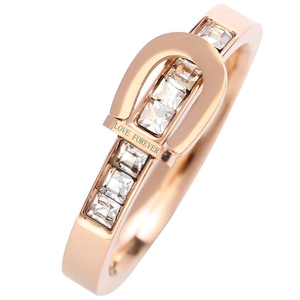 Foto macro dell'anello a fibbia in oro rosa con pietre e incisione Love Forever