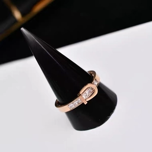 Vista dettagliata dell'anello a fibbia in oro rosa con zirconi cubici incastonati