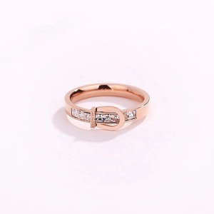 Anello a fibbia in oro rosa con zirconi e incisione Love Forever per donne