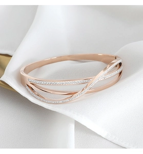 Dettaglio del bracciale multistrato oro rosa con micro-pave di zirconi e chiusura a cerniera