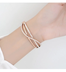 Elegante bracciale rigido a tre strati in oro rosa con zirconi per donna