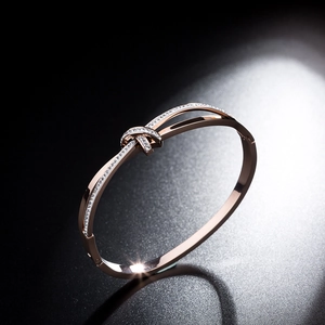 Dettaglio macro del bracciale a nodo in oro rosa con pavé di zirconi luccicanti
