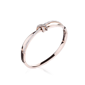Dettaglio di un bracciale a nodo in oro rosa con zirconi micro-incastonati e lucidi