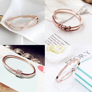 Bracciale Rigido in Acciaio Inossidabile Placcato Oro Rosa Con Zirconia per Donna Elegante Gioiello Con Nodo della Fortuna Onda e Perline Scorrevoli