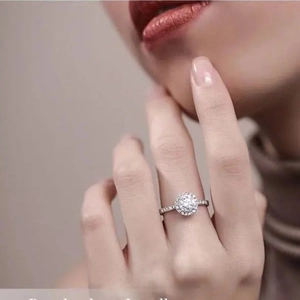 Elegante halo moissanite ring met ronde centrale steen gedragen door een model