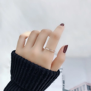Primo piano di un anello in titanio oro rosa con intarsi in madreperla su una rivista