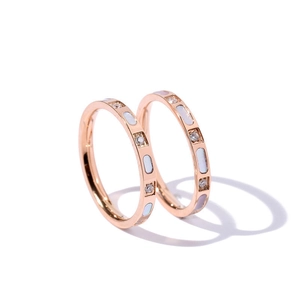 Anello in acciaio titanio oro rosa con inserto in conchiglia e zirconi in vista sovrapposta