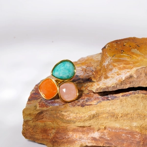 Bague en pierre naturelle tricolore avec anneau doré et éléments géométriques gouttes