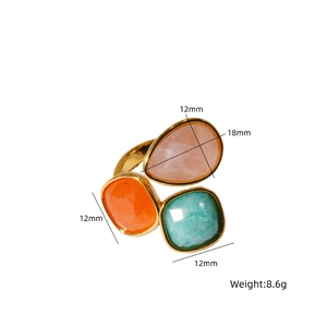 Détail de la bague en titane doré avec trio de pierres naturelles de 12mm et 18mm