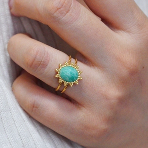 Anello vintage francese girasole con pietra ovale verde e tripla fascia d'oro