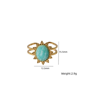 Dettaglio anello con pietra turchese ovale e montatura a sole, misura 15,5mm x 13,5mm