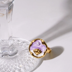 Anello aperto in acciaio dorato stile marino con conchiglia, perla e smalto