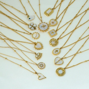 Collezione di collane in acciaio placcato oro 14K con ciondoli intarsiati in madreperla